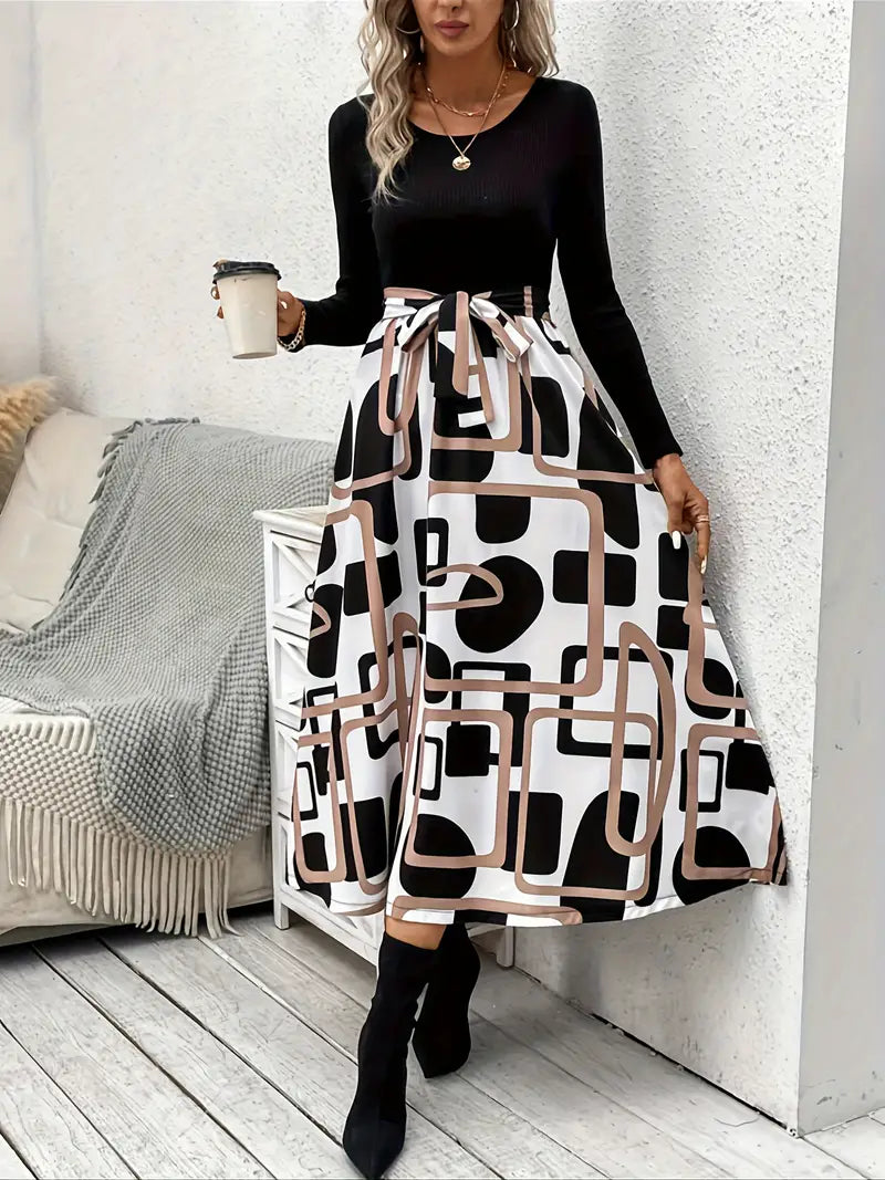 Gürtelkleid mit grafischem Druck und Spleißung