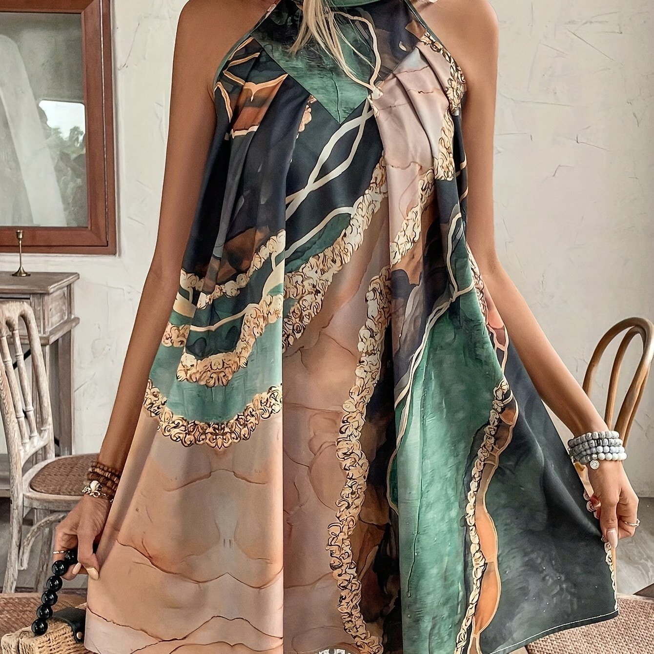 Elegantes geometrisch gemustertes Midikleid mit goldenen Akzenten