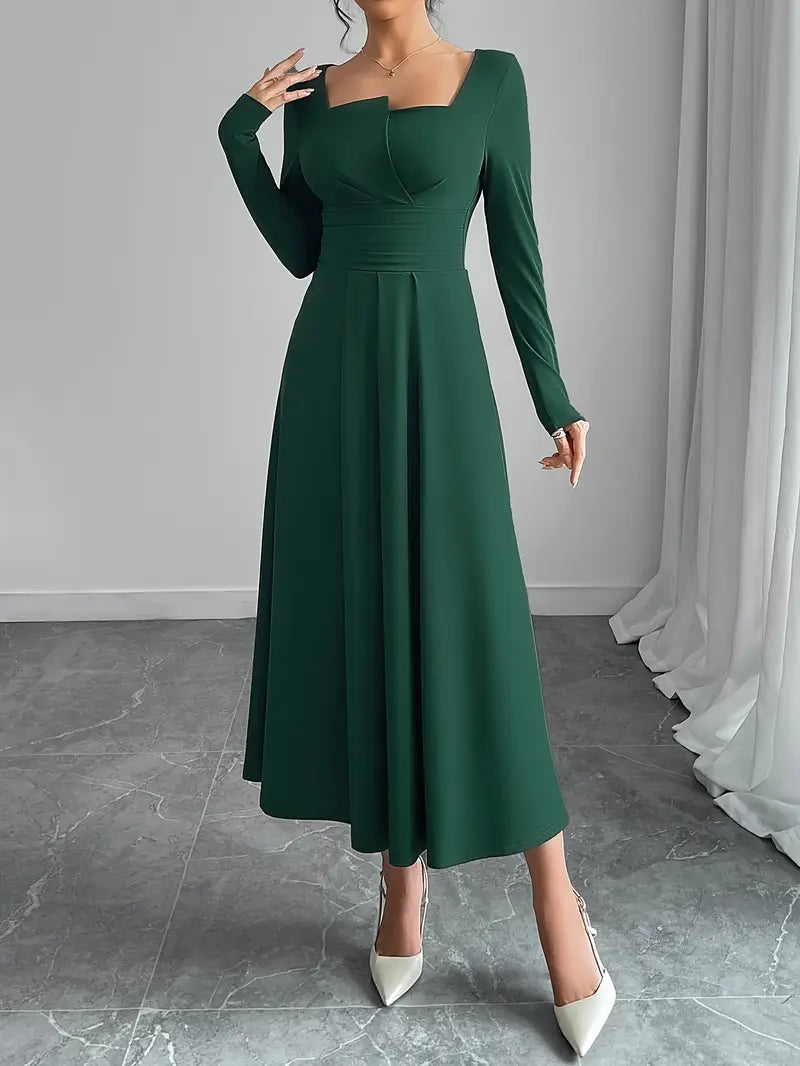 Modernes minimalistisches Maxikleid mit quadratischem Ausschnitt