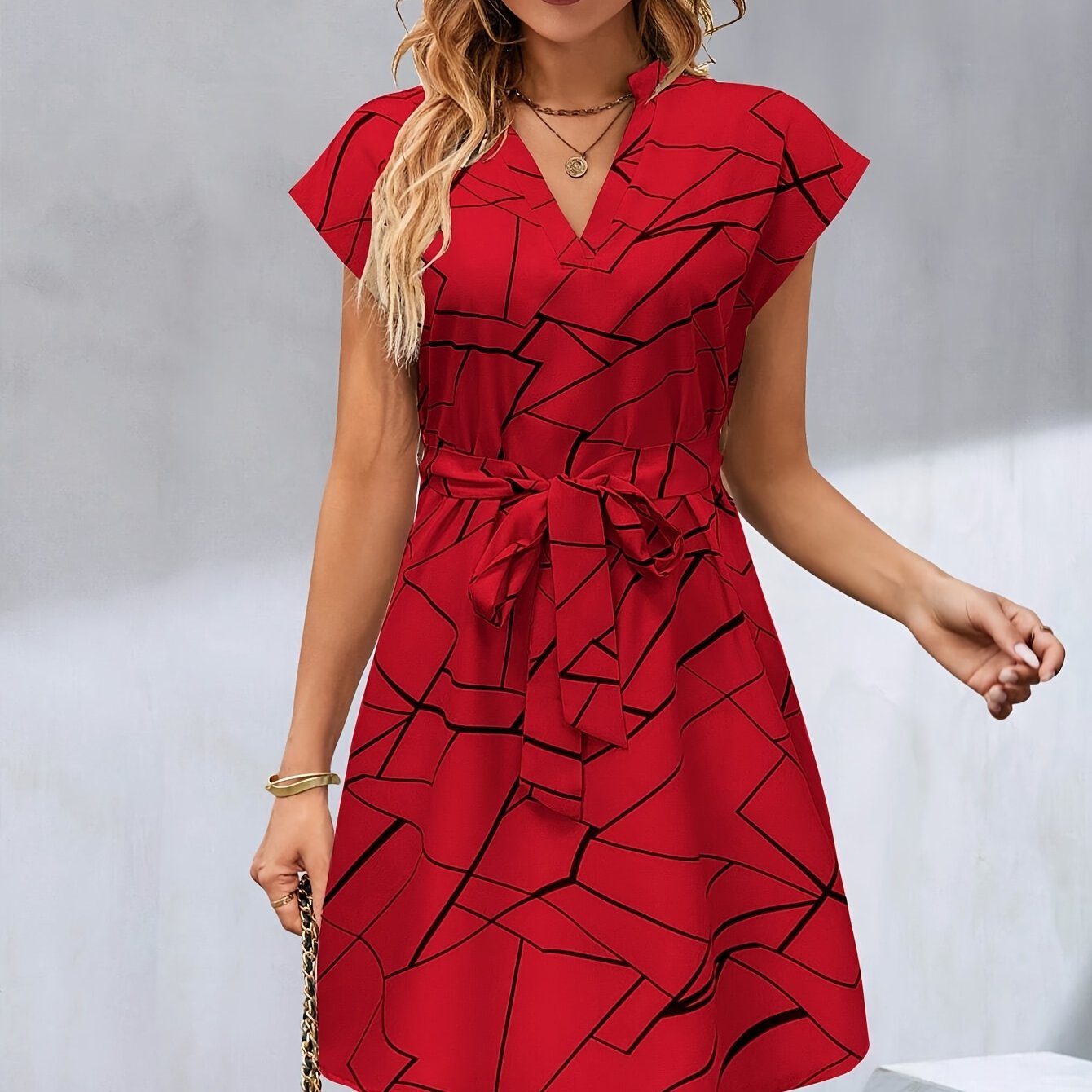 Elegantes Rotes Midikleid mit geometrischem Muster und Gürtel