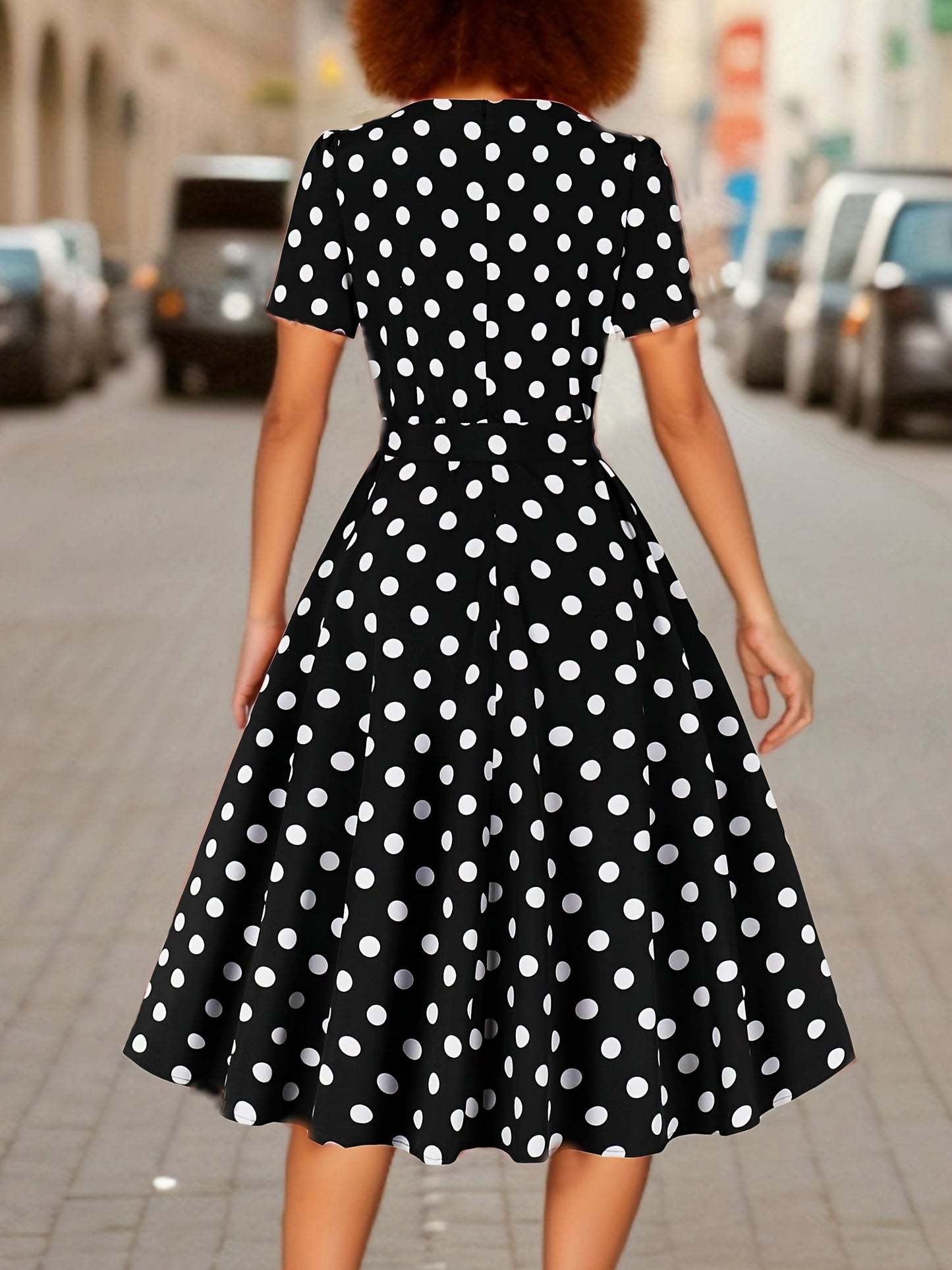 Elegantes Polka-Dot-Sommerkleid – Karree-Ausschnitt, Kurzarm, Figurschmeichelnd