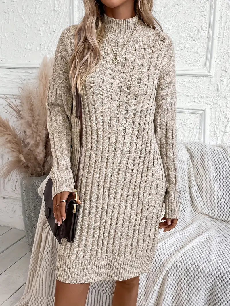 Modernes Kleid mit ausgestelltem Saum und hohem Ausschnitt aus Rippstrick