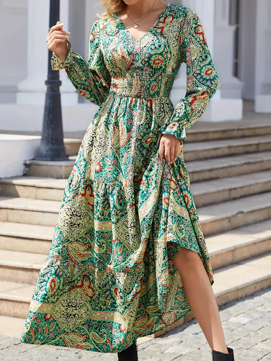 Elegantes Kleid mit geraffter Taille und Paisleymuster