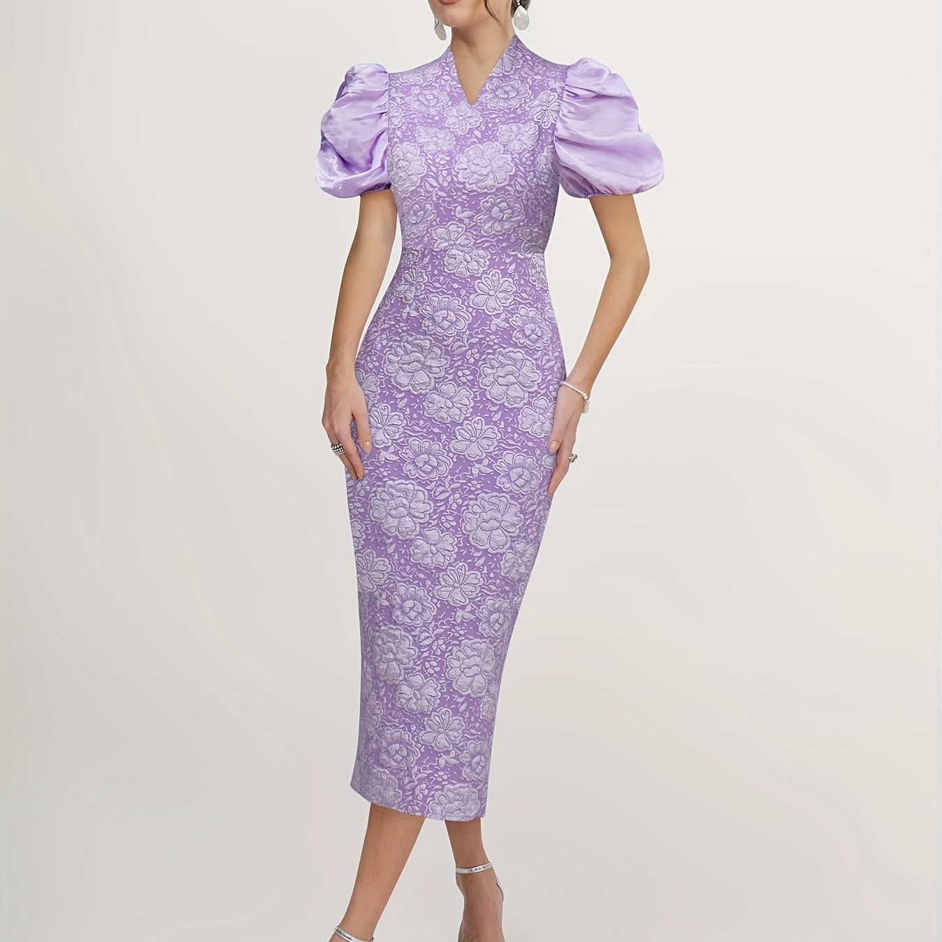 Elegantes Bodycon Kleid mit kurzen Ärmeln - floraler V-Ausschnitt