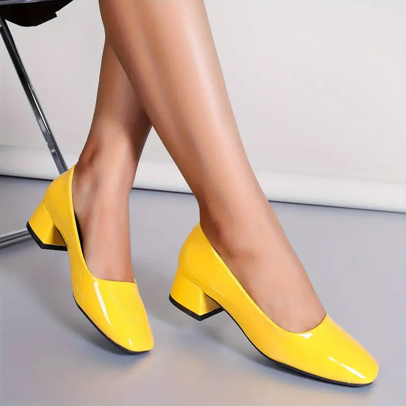 Elegante Slip-On-Pumps mit Blockabsatz und quadratischer Zehenpartie in hellen Farben