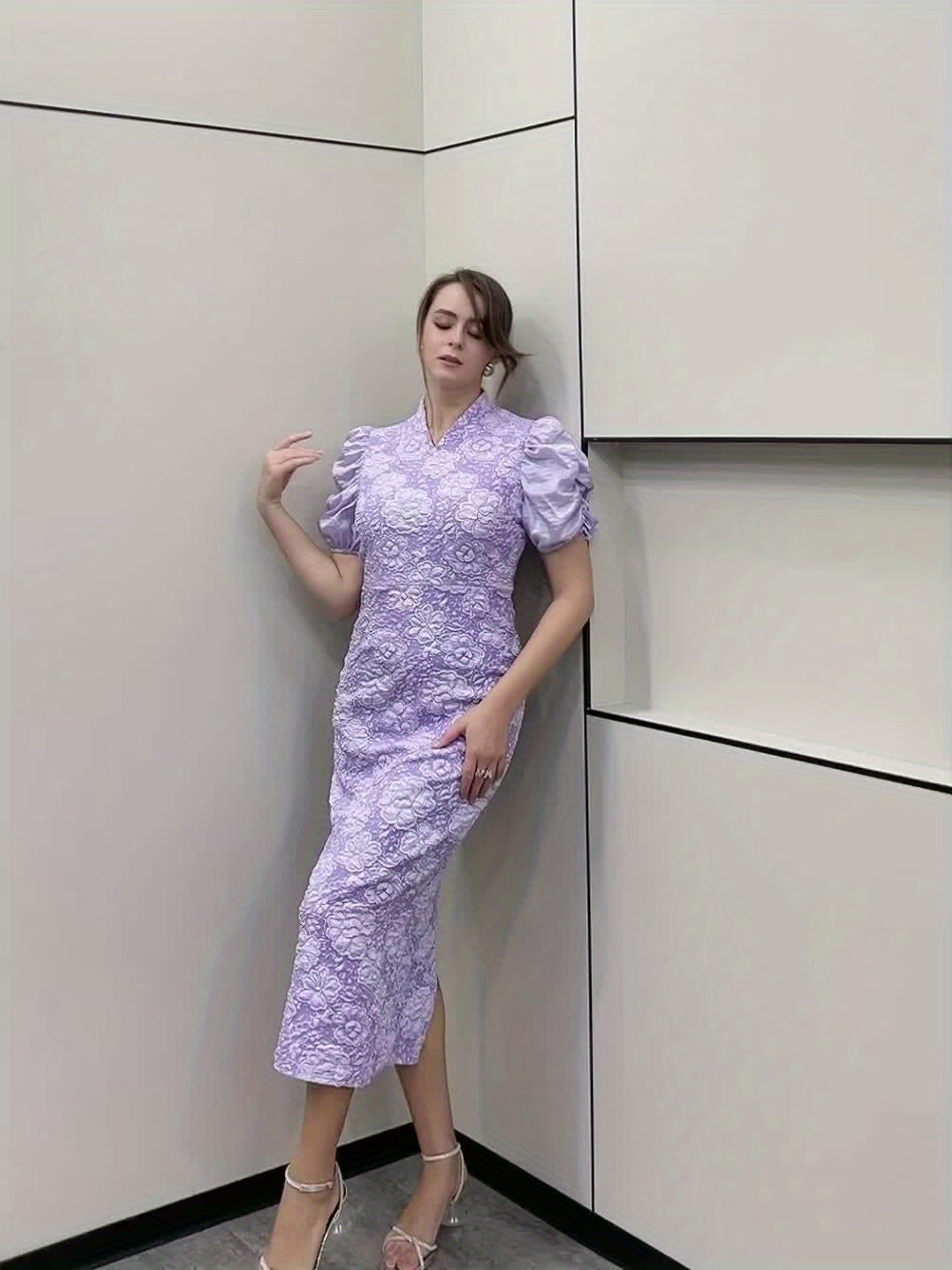 Elegantes Bodycon Kleid mit kurzen Ärmeln - floraler V-Ausschnitt