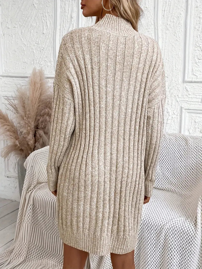 Modernes Kleid mit ausgestelltem Saum und hohem Ausschnitt aus Rippstrick