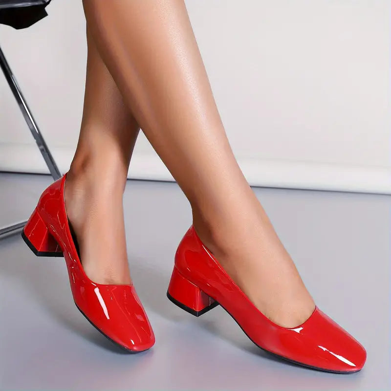 Elegante Slip-On-Pumps mit Blockabsatz und quadratischer Zehenpartie in hellen Farben