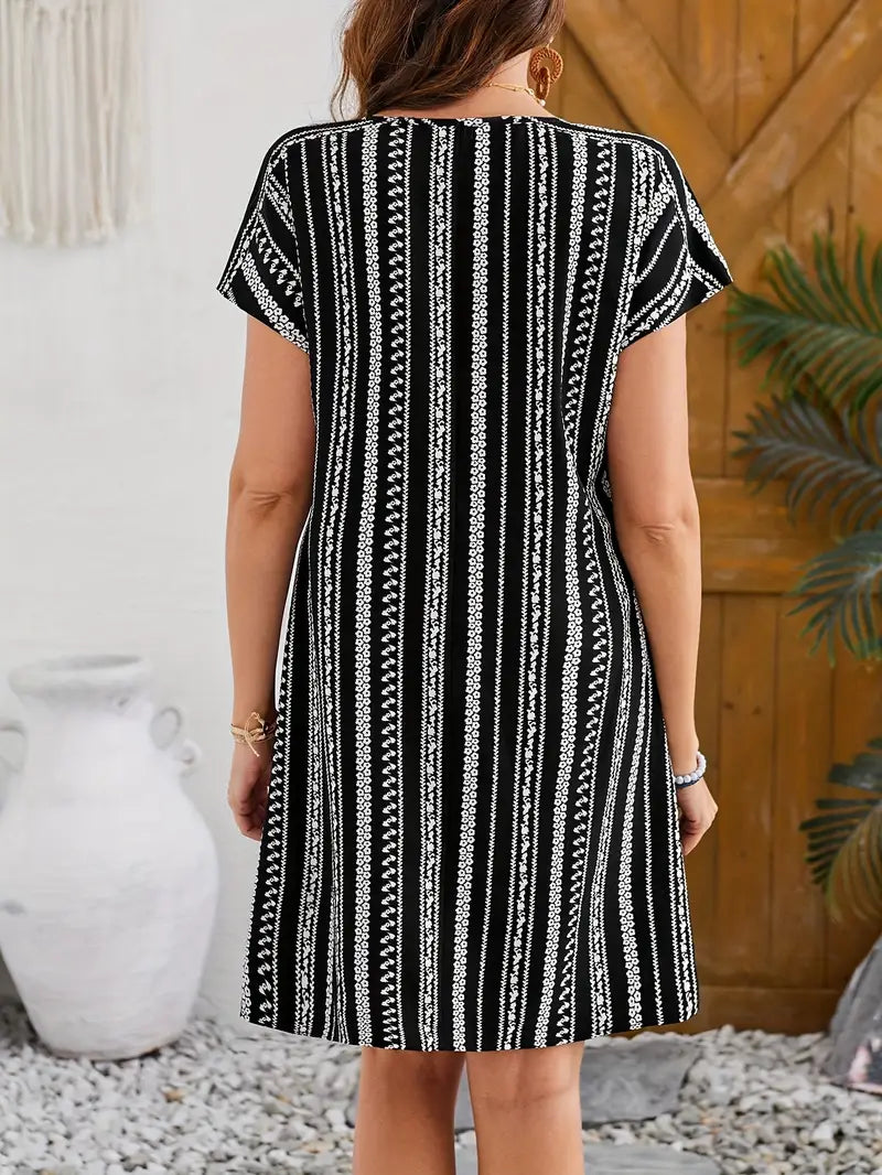 Gestreiftes Kleid mit V-Ausschnitt und kurzen Ärmeln