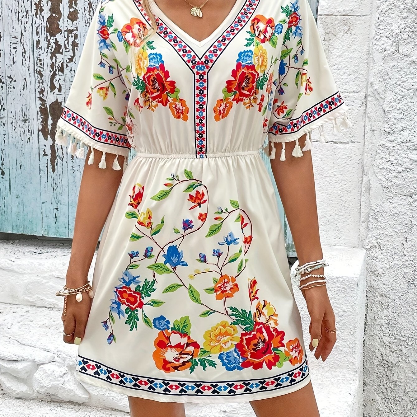 Kleid mit spitzem Ausschnitt, quadratischem Muster und Quasten, eleganten kurzen Ärmeln