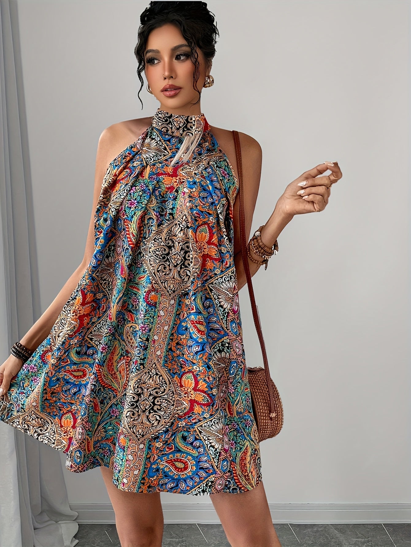 Elegantes geometrisch gemustertes Midikleid mit goldenen Akzenten