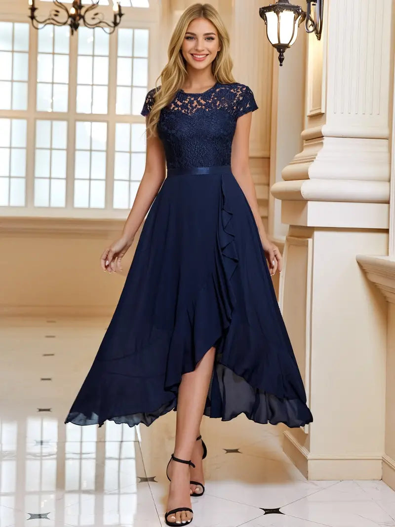 Kleid mit Rüschenbesatz und Spitzenbesatz