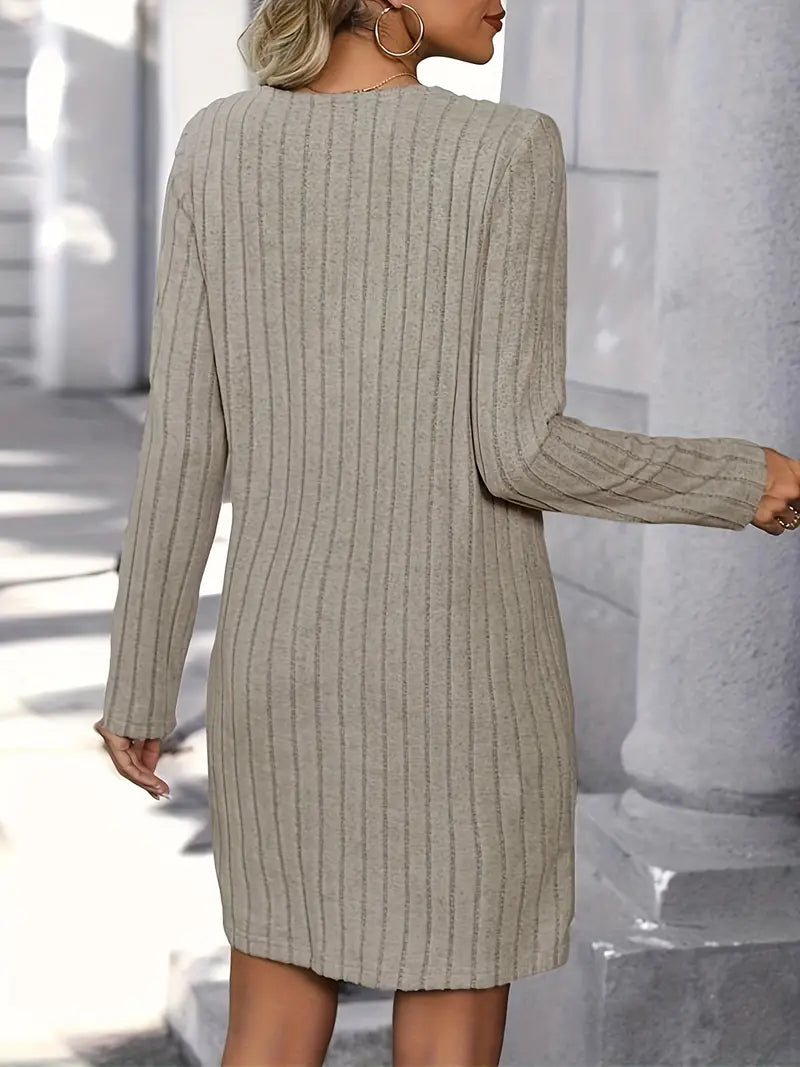 Lässiges Strickkleid mit V-Ausschnitt und Rippstrick für den Winter