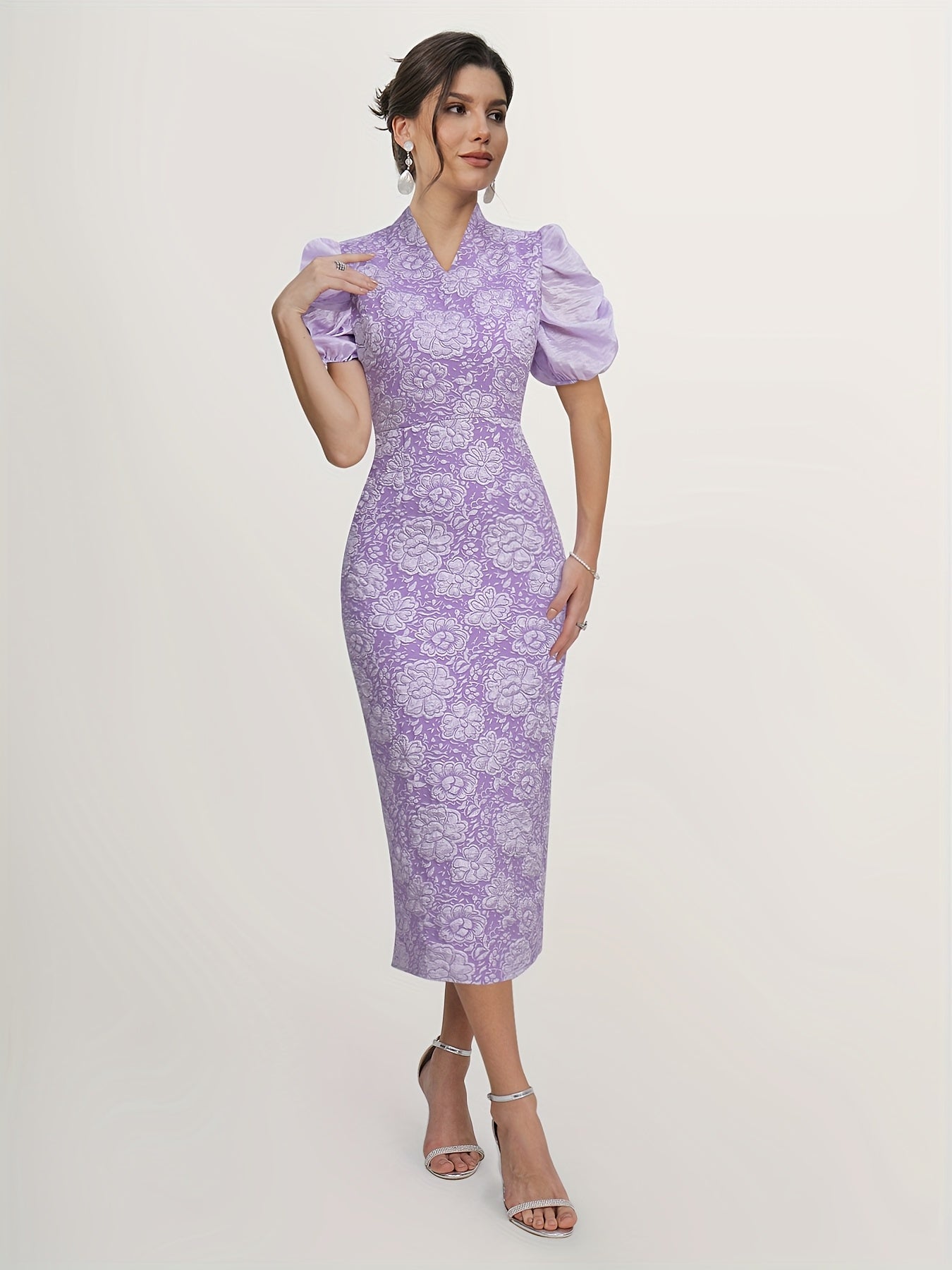 Elegantes Bodycon Kleid mit kurzen Ärmeln - floraler V-Ausschnitt