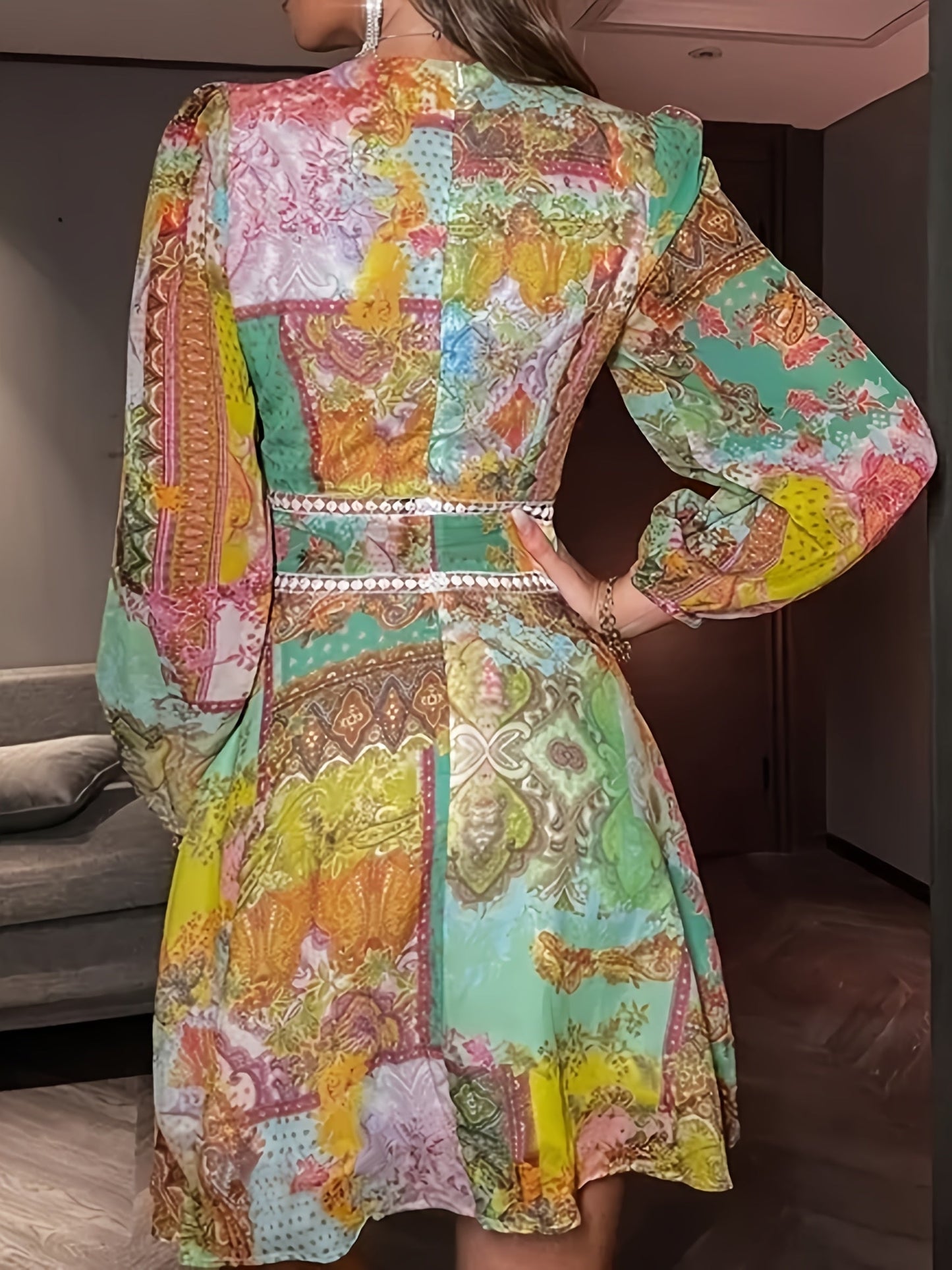 Elegantes Rotes Midikleid mit geometrischem Muster und Gürtel