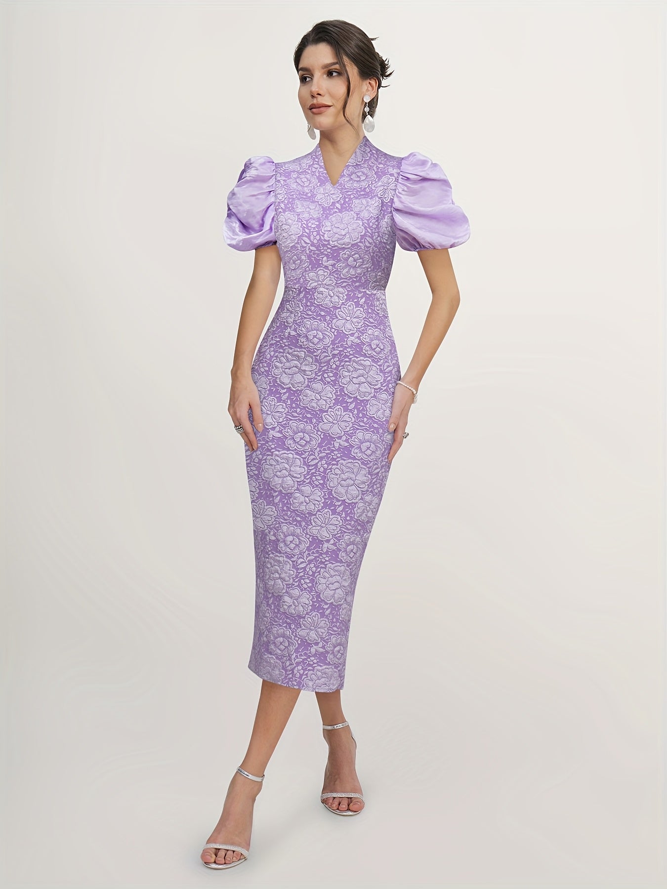 Elegantes Bodycon Kleid mit kurzen Ärmeln - floraler V-Ausschnitt