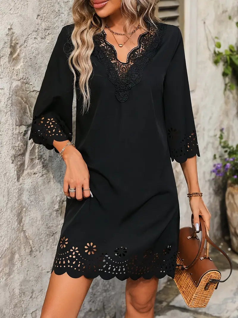 Elegantes Kleid mit V-Ausschnitt und Dreiviertel-Ärmeln mit Muschelbesatz