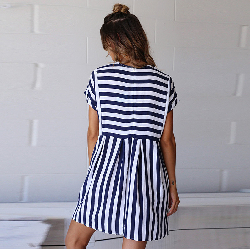 Elegantes gestreiftes Minikleid mit kurzen Ärmeln