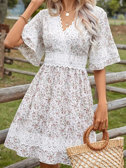 Kleid mit V-Ausschnitt und Spitzennähten