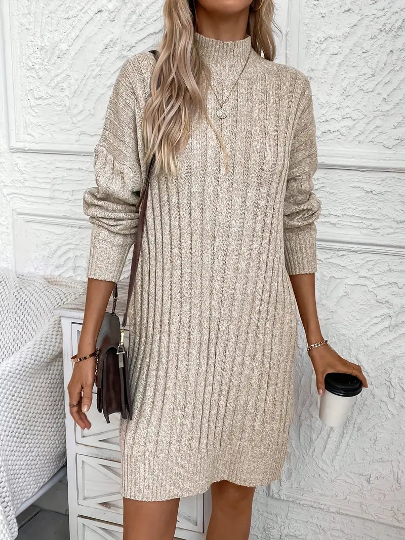 Modernes Kleid mit ausgestelltem Saum und hohem Ausschnitt aus Rippstrick