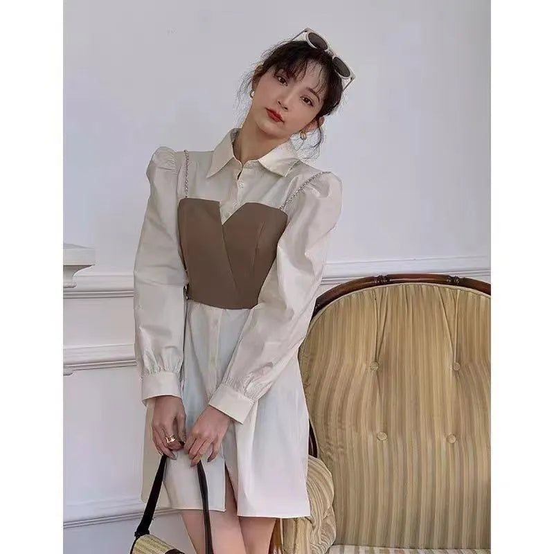 Elegantes langärmeliges Kleid mit Bindegürtel