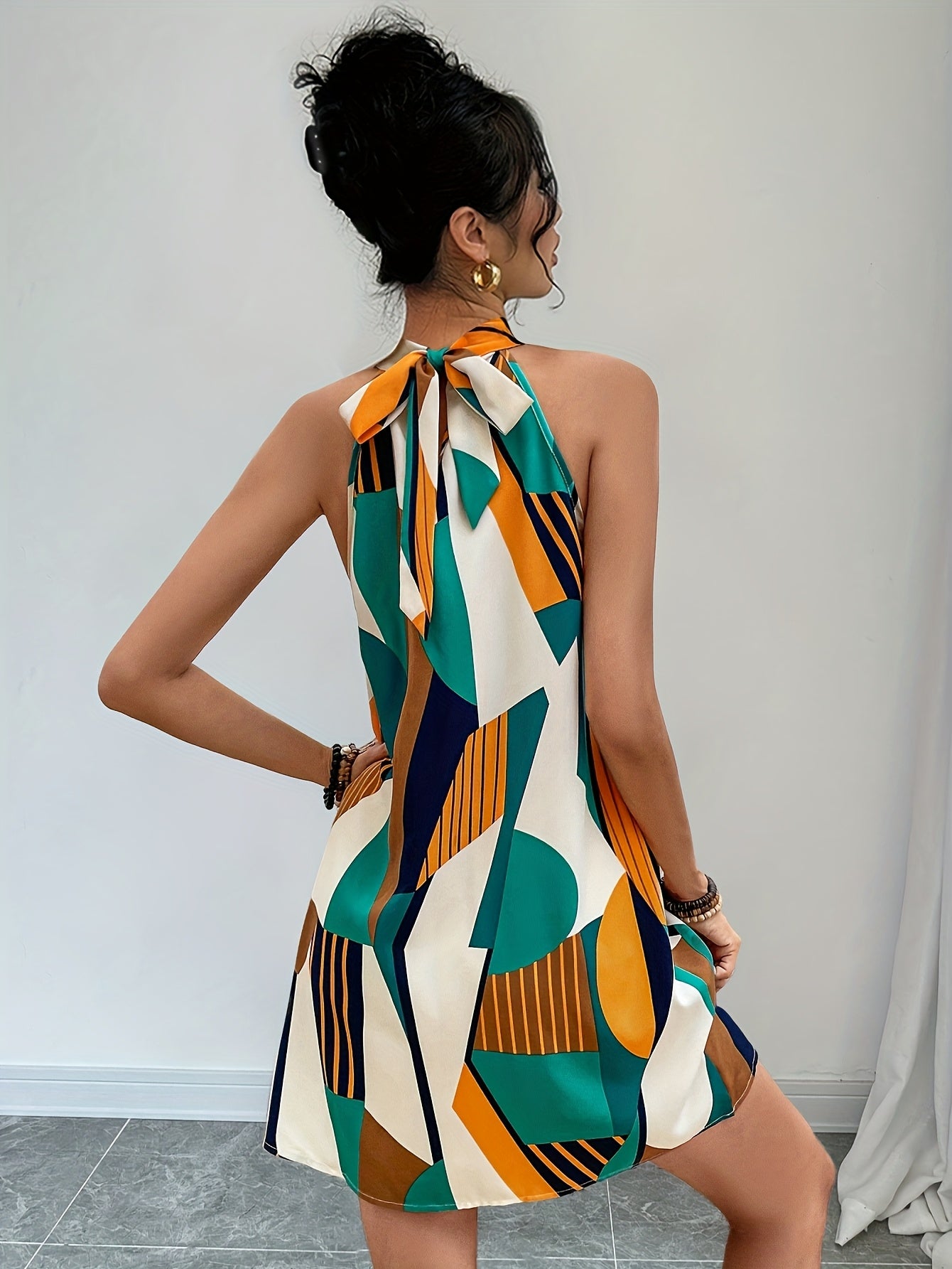 Elegantes geometrisch gemustertes Midikleid mit goldenen Akzenten