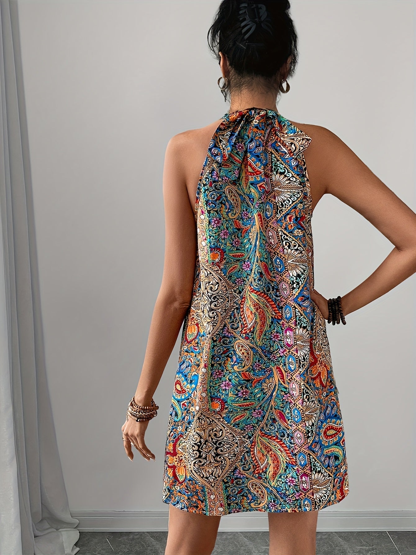 Elegantes geometrisch gemustertes Midikleid mit goldenen Akzenten