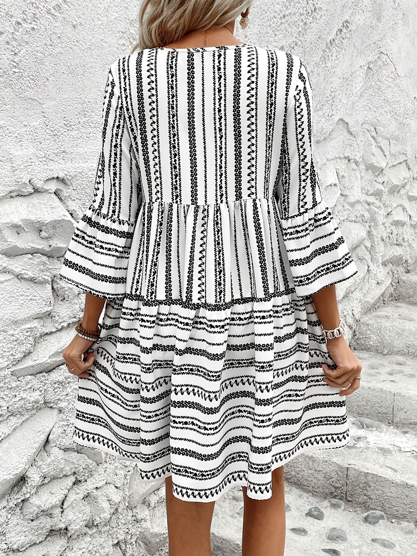 Gestreiftes Sommerkleid – Knielanges A-Linien-Kleid mit V-Ausschnitt & 3/4-Ärmeln