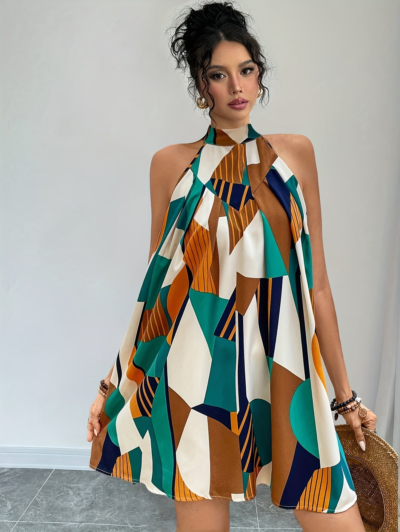 Elegantes geometrisch gemustertes Midikleid mit goldenen Akzenten