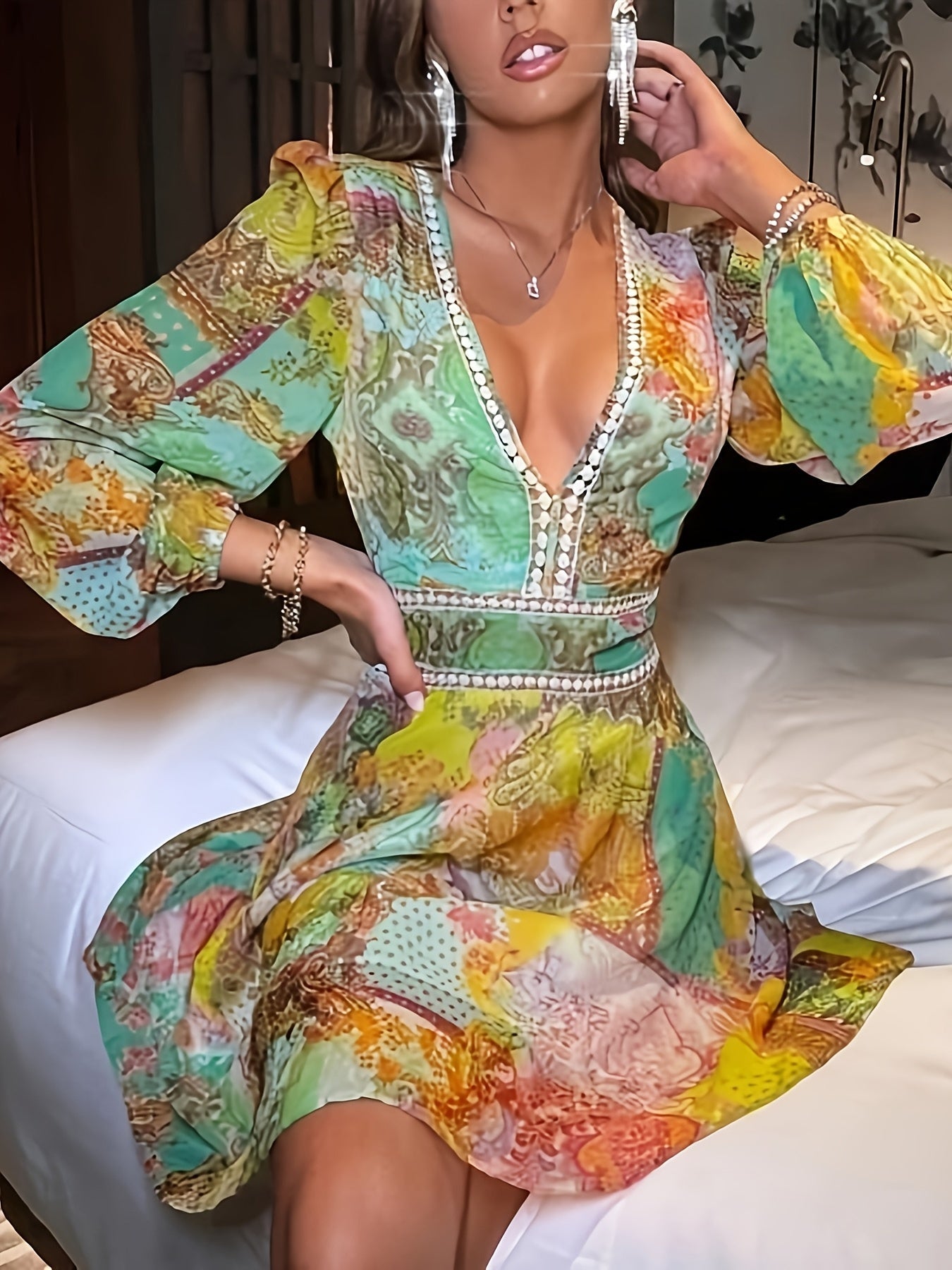 Elegantes Rotes Midikleid mit geometrischem Muster und Gürtel