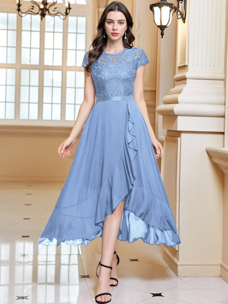 Kleid mit Rüschenbesatz und Spitzenbesatz