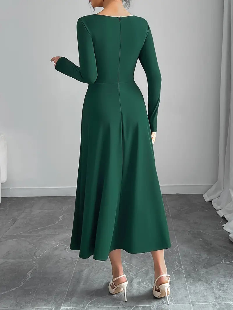 Modernes minimalistisches Maxikleid mit quadratischem Ausschnitt
