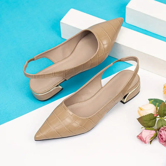 Klobige Slingback-Sandalen mit niedrigem Absatz und spitzer Zehenpartie