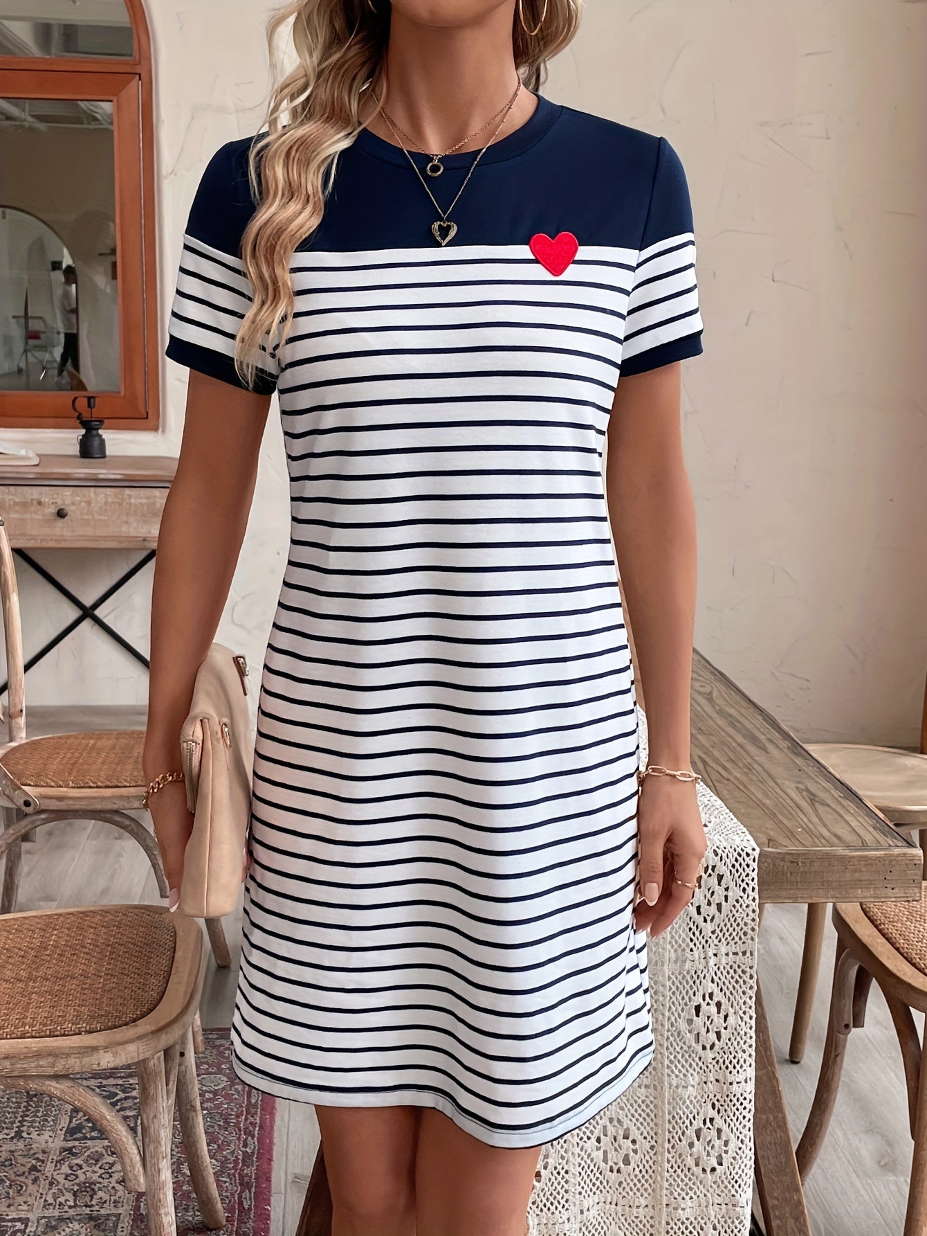 Gestreiftes Kurzarmkleid - Colour Block mit herzförmigem Aufnäher