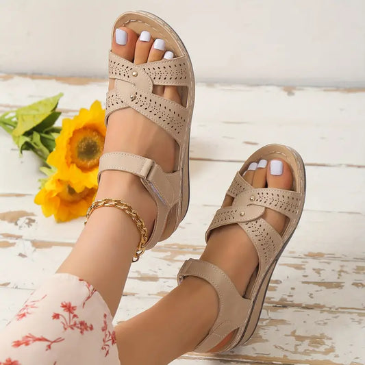 Lässige Slingback-Keilsandalen mit Knöchelriemen