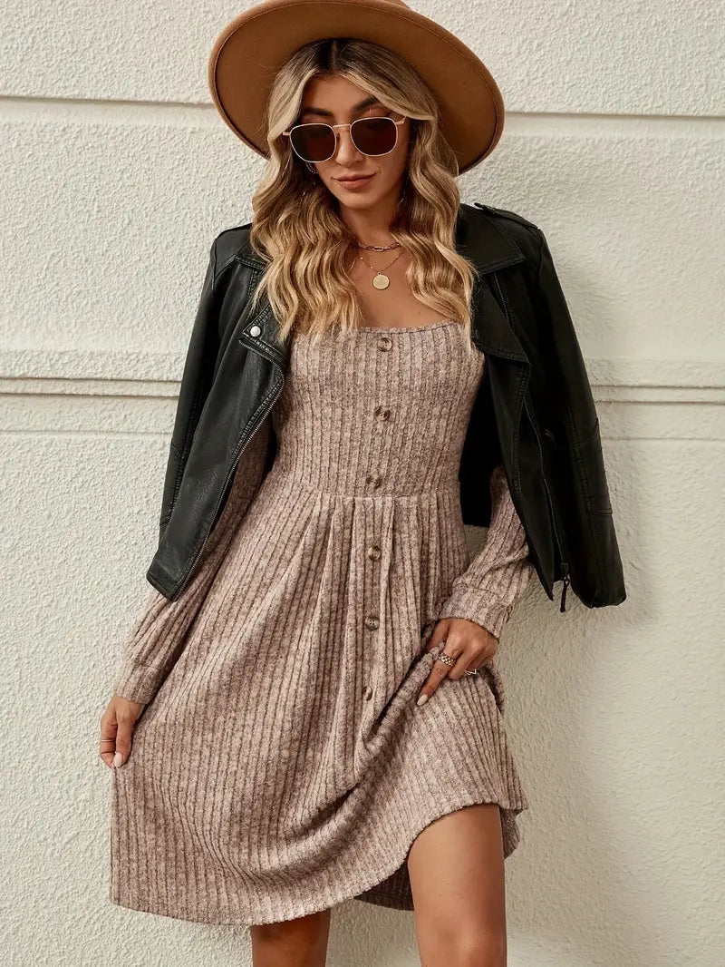 Müheloser Stil Geripptes Strickkleid mit quadratischem Ausschnitt und langen Ärmeln