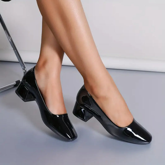 Elegante Slip-On-Pumps mit Blockabsatz und quadratischer Zehenpartie in hellen Farben