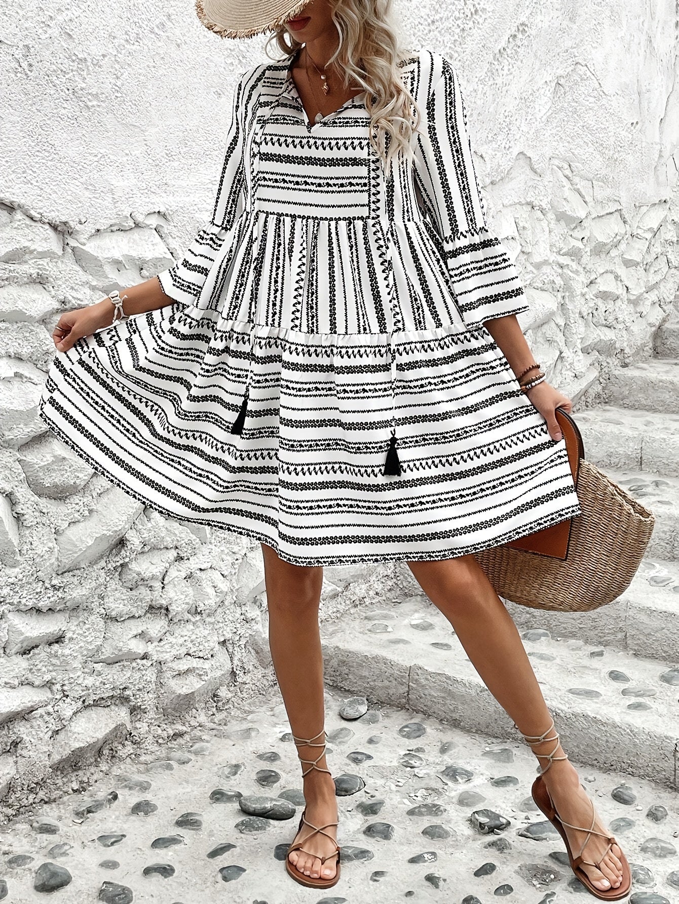 Gestreiftes Sommerkleid – Knielanges A-Linien-Kleid mit V-Ausschnitt & 3/4-Ärmeln