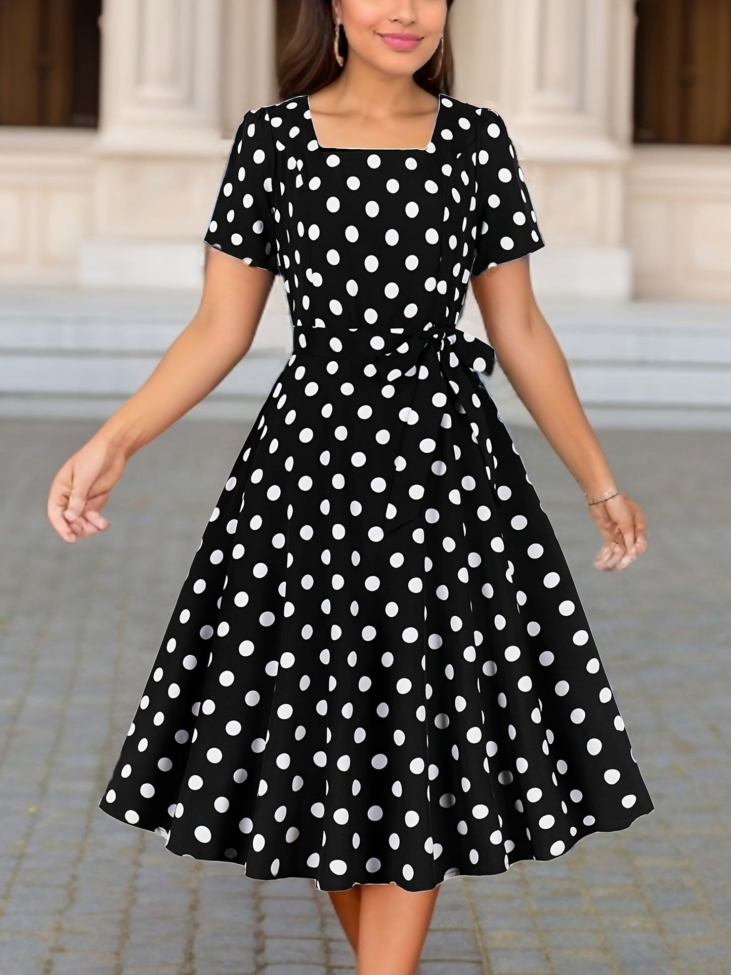 Elegantes Polka-Dot-Sommerkleid – Karree-Ausschnitt, Kurzarm, Figurschmeichelnd