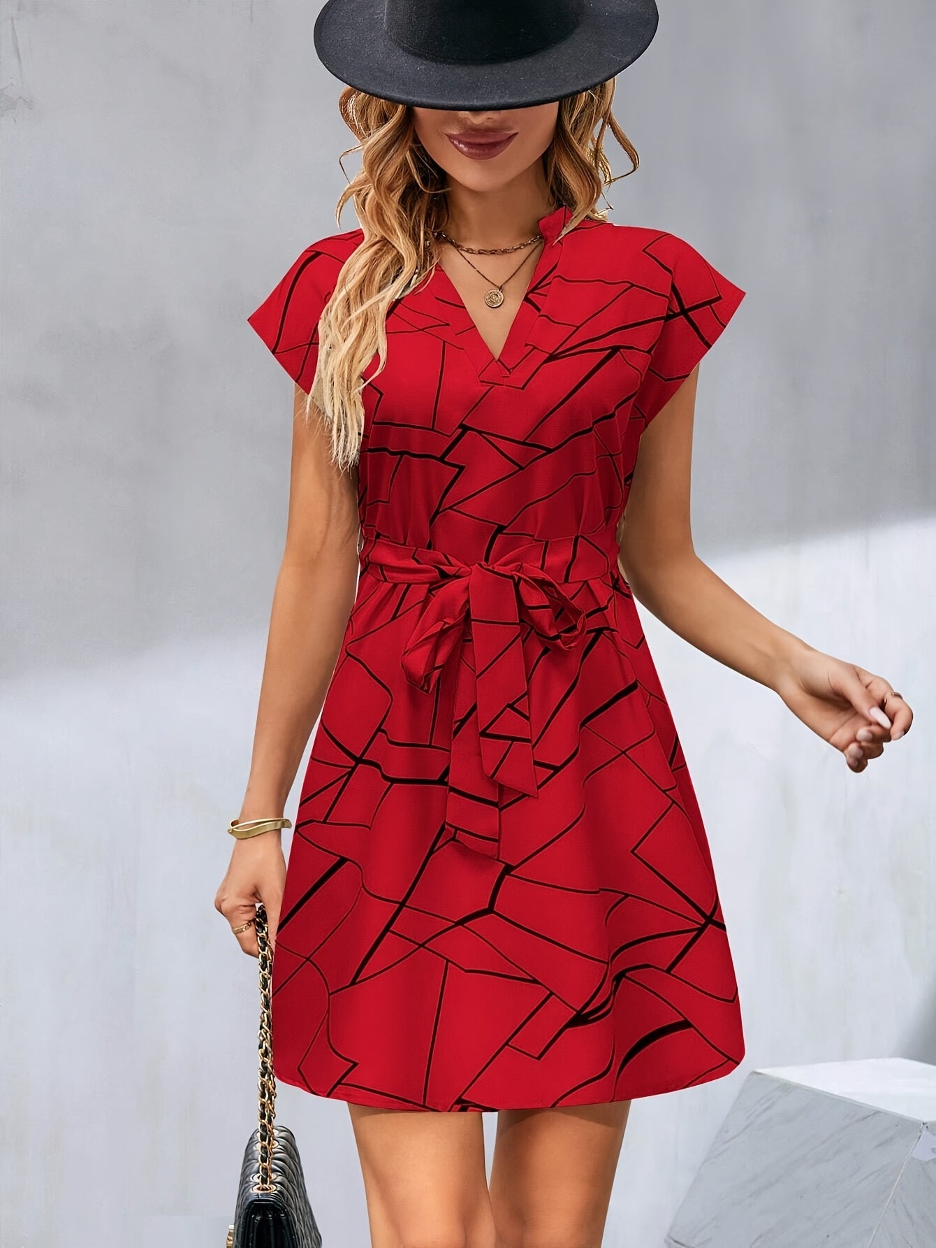Elegantes Rotes Midikleid mit geometrischem Muster und Gürtel