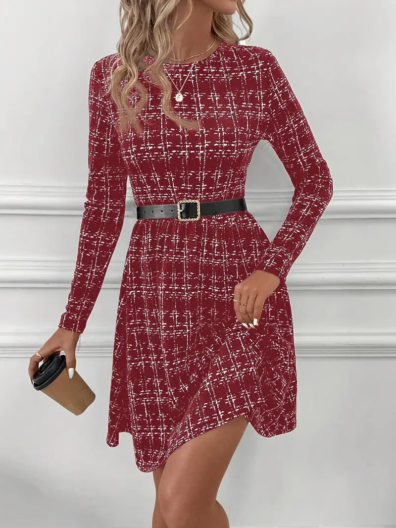 Kariertes Kleid mit Rundhalsausschnitt und modisch ausgestelltem Saum