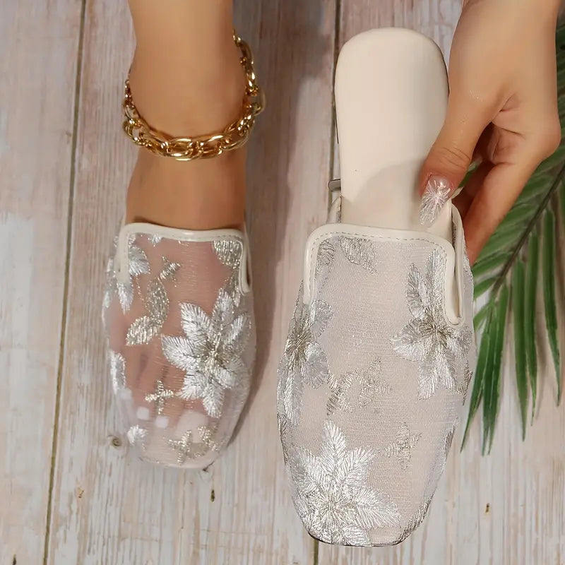 Elegante, bestickte Slipper zum Hineinschlüpfen