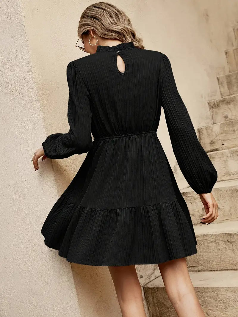 Feminines Flair Texturiertes Kleid mit Rüschensaum in A-Linie