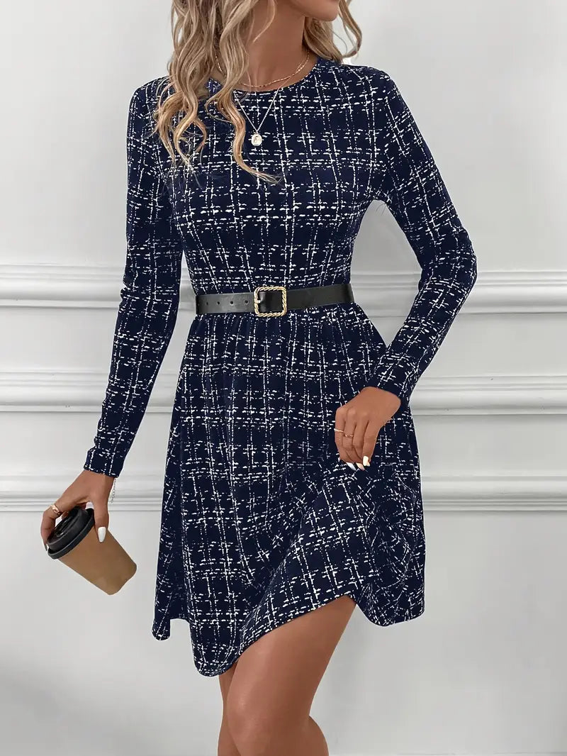 Kariertes Kleid mit Rundhalsausschnitt und modisch ausgestelltem Saum