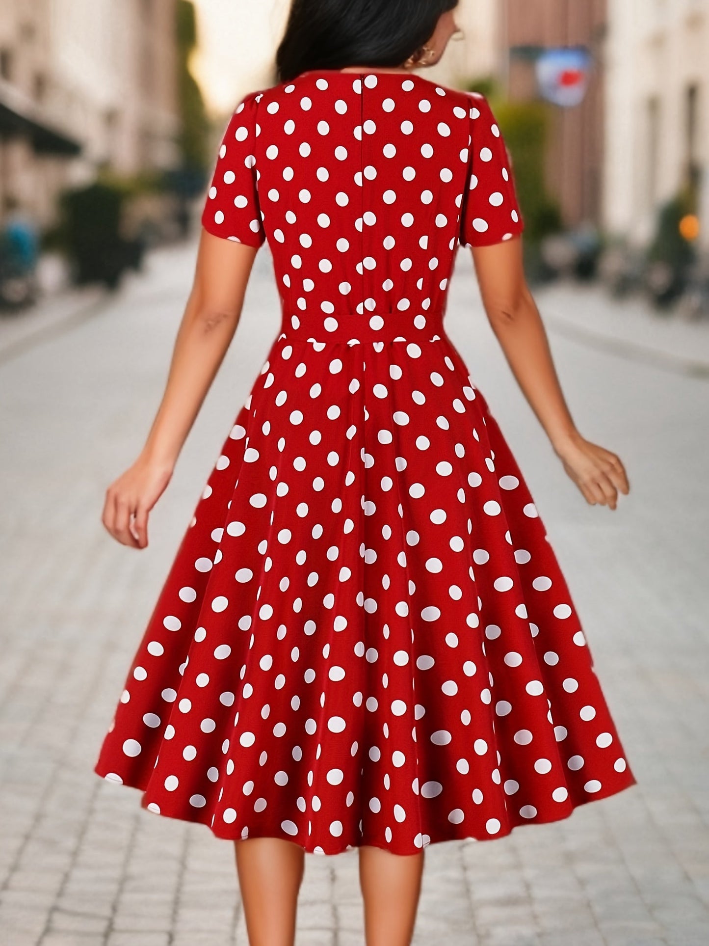 Elegantes Polka-Dot-Sommerkleid – Karree-Ausschnitt, Kurzarm, Figurschmeichelnd