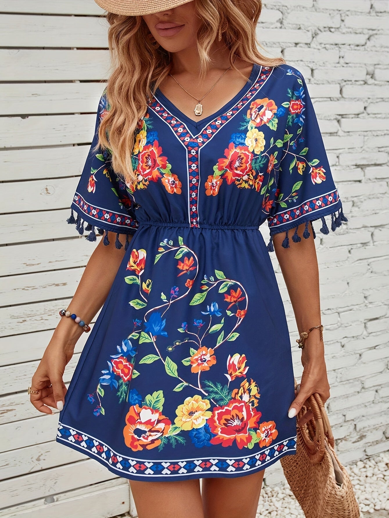 Kleid mit spitzem Ausschnitt, quadratischem Muster und Quasten, eleganten kurzen Ärmeln