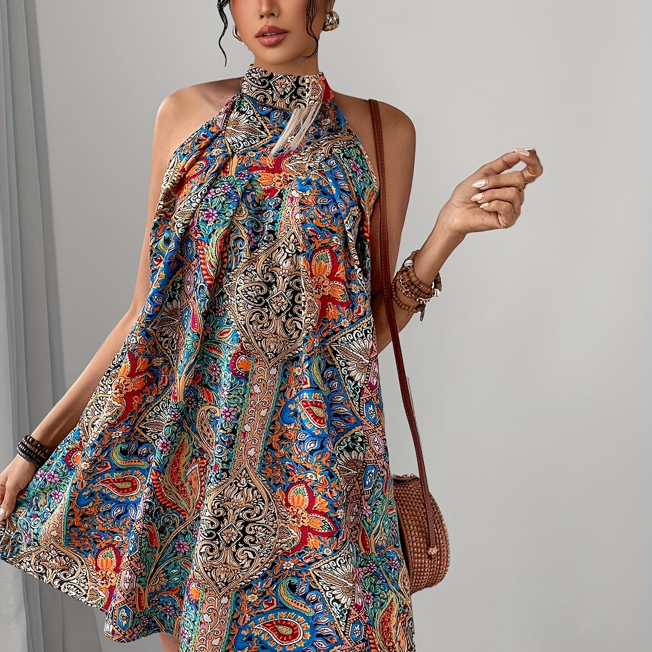 Elegantes geometrisch gemustertes Midikleid mit goldenen Akzenten