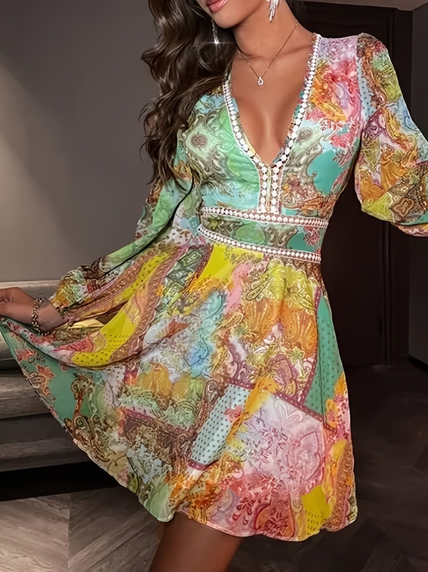 Elegantes Rotes Midikleid mit geometrischem Muster und Gürtel