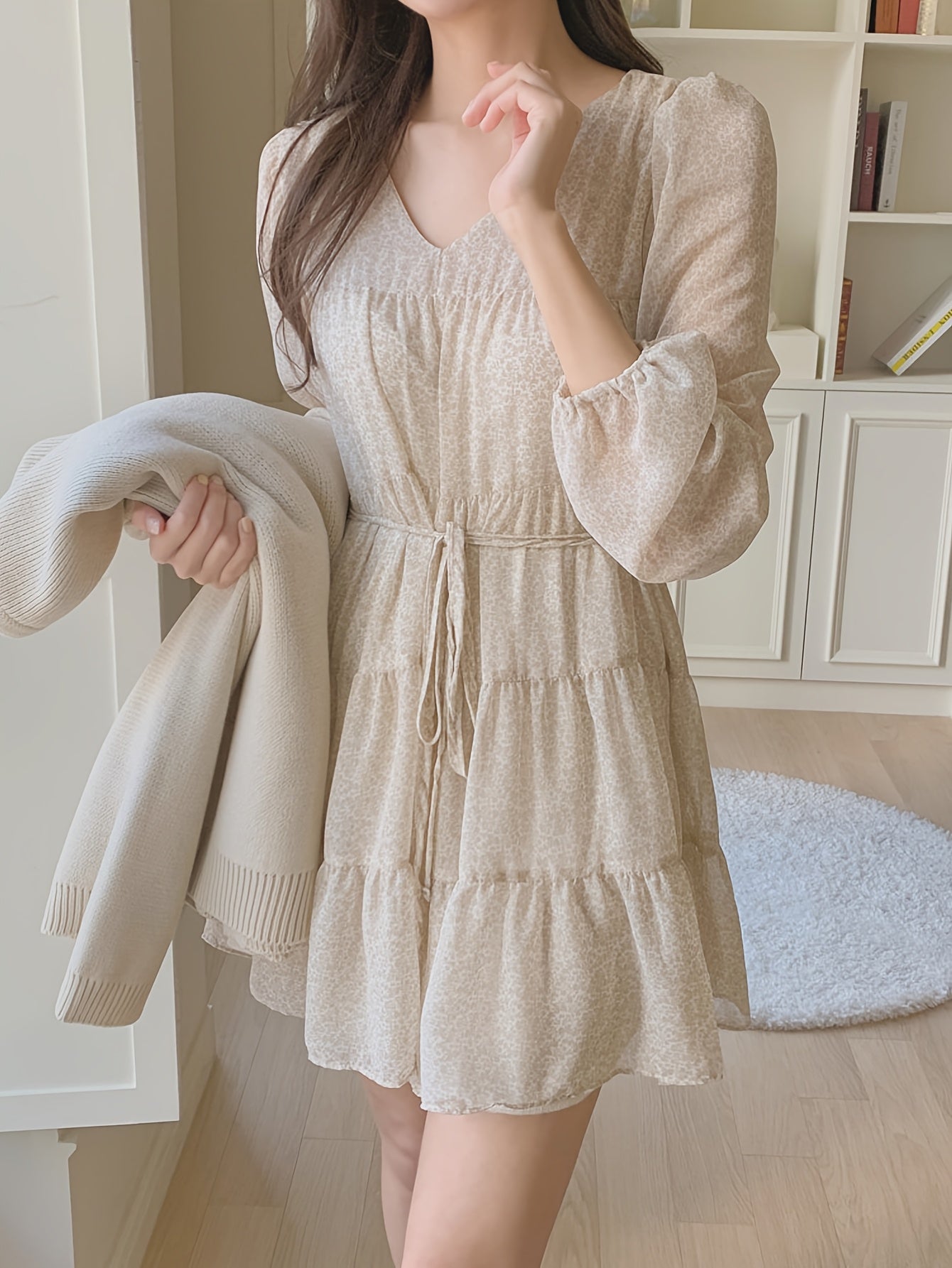 Elegantes Sommerkleid – Chiffon, Blumenmuster, V-Ausschnitt, Taillenbindung