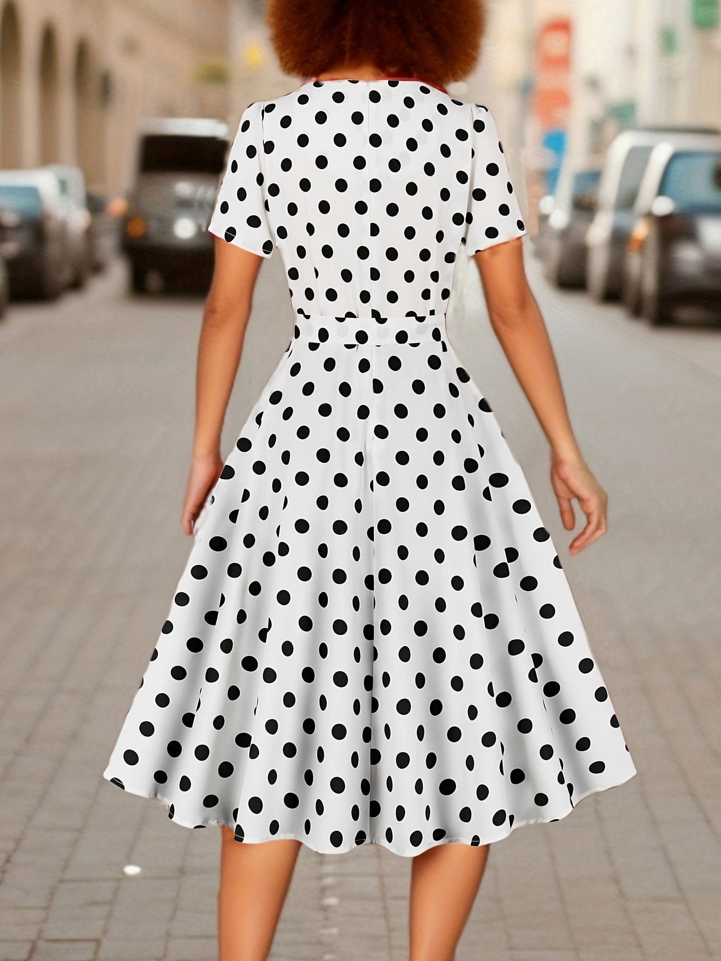 Elegantes Polka-Dot-Sommerkleid – Karree-Ausschnitt, Kurzarm, Figurschmeichelnd